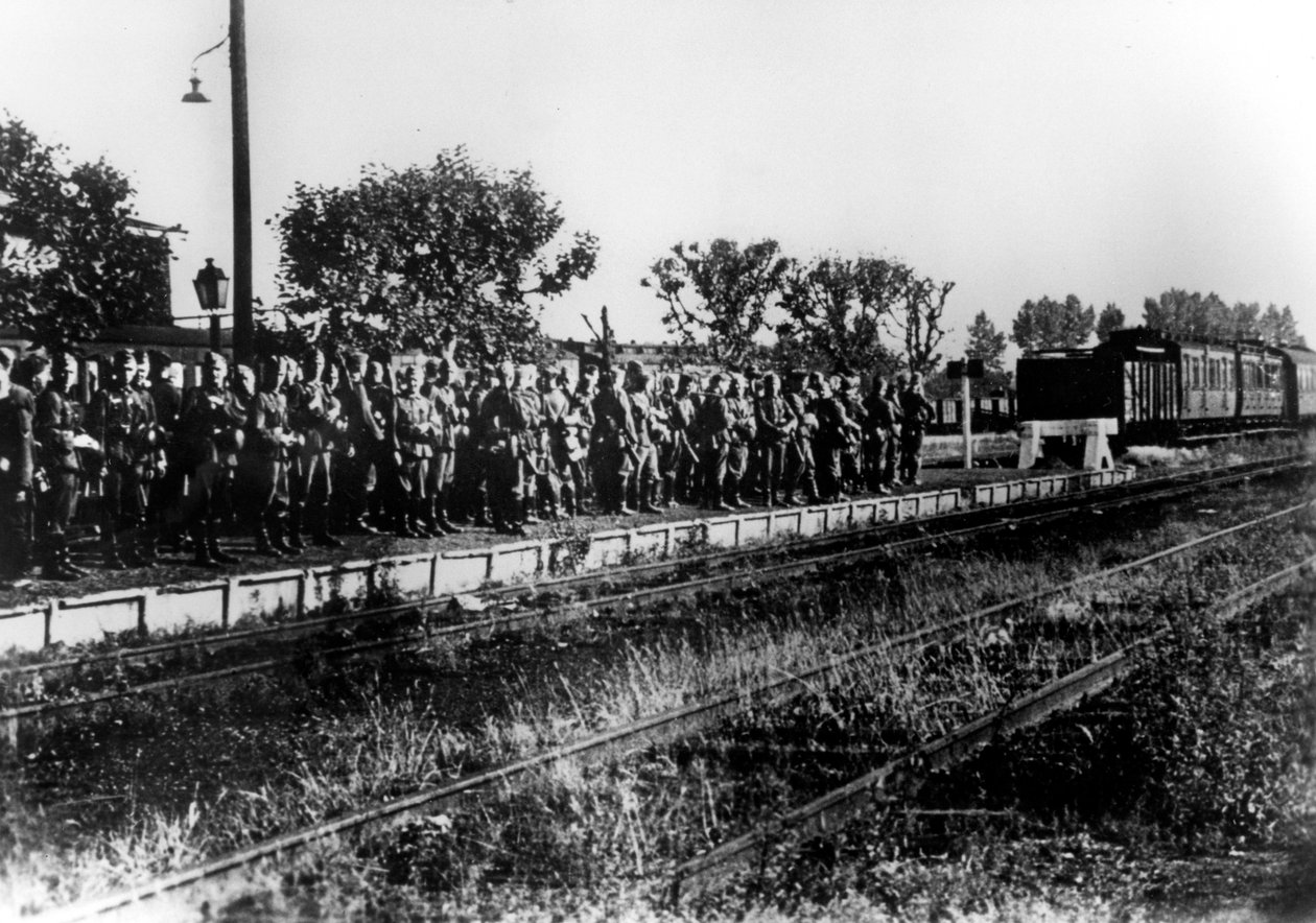 Deutsche Soldaten auf einem Bahnsteig, die auf den Transport warten, Frankreich, August 1940 von Unbekannt