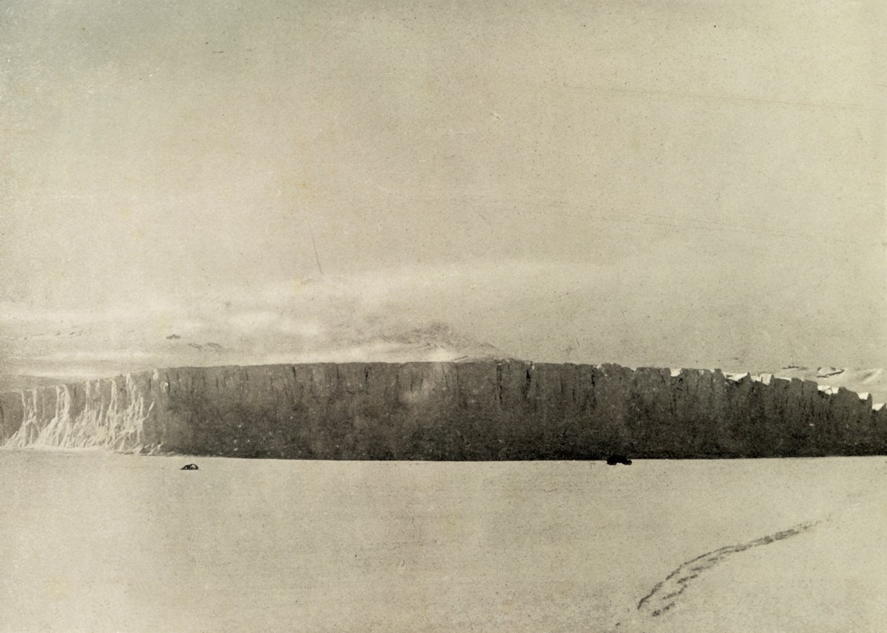 Gletscher südlich von Cape Barne, mit Motorfahrzeug auf dem Meereis, ca. 1908 von Unbekannt