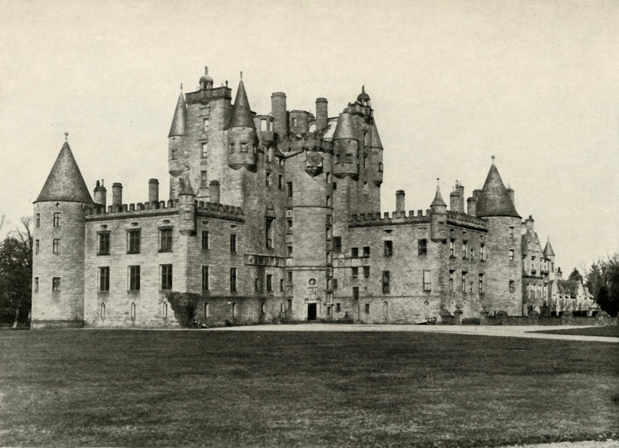 Schloss Glamis, das Ahnenhaus von Königin Elizabeth, 1937 von Unbekannt