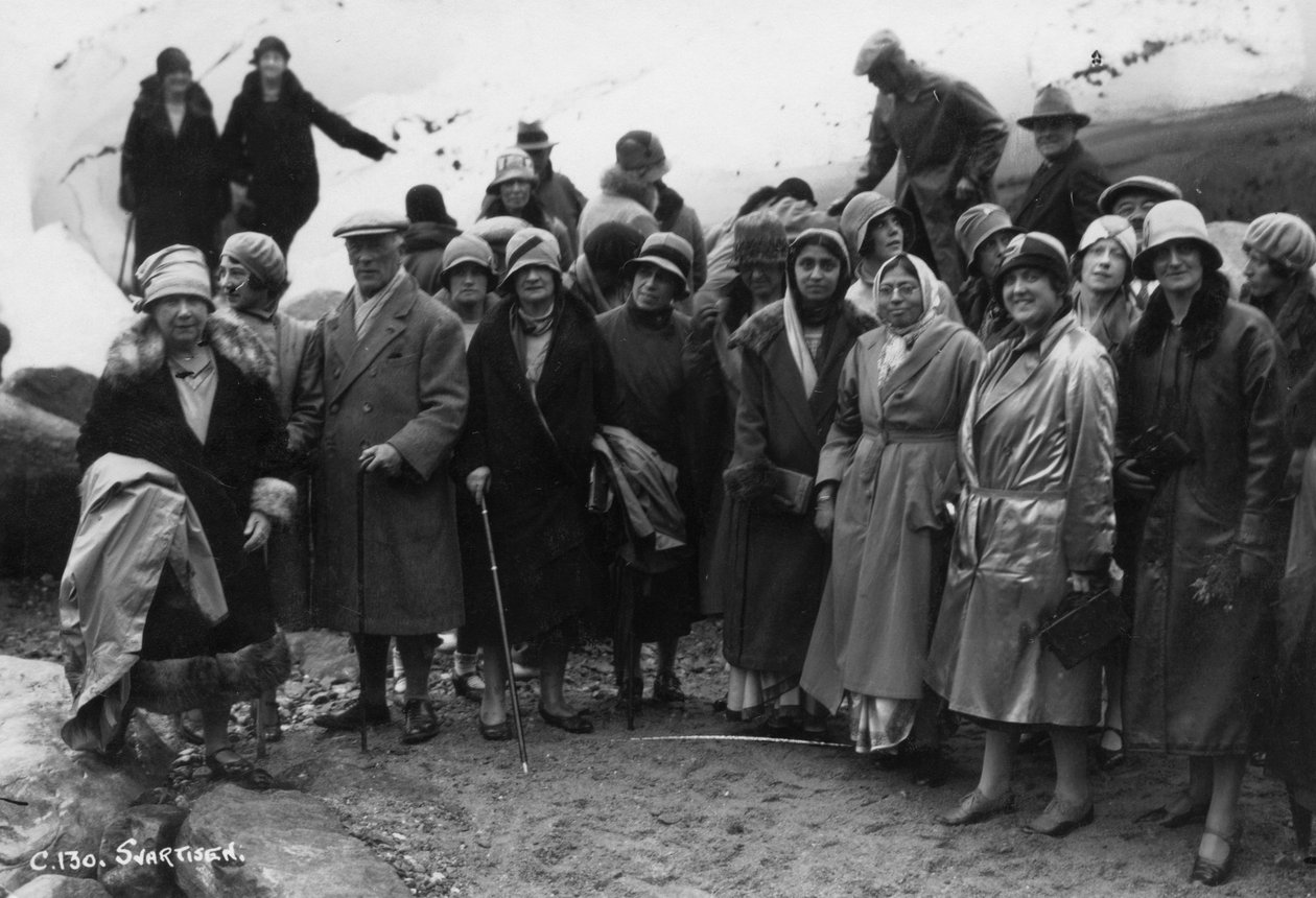 Gruppe von Touristen besucht Svartisen, Nordnorwegen, 1929 von Unbekannt