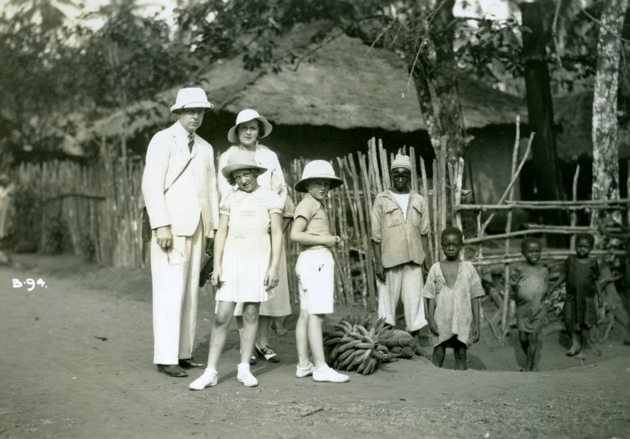 Gruppenporträt von Europäern und Einheimischen, Sierra Leone, 20. Jahrhundert von Unbekannt
