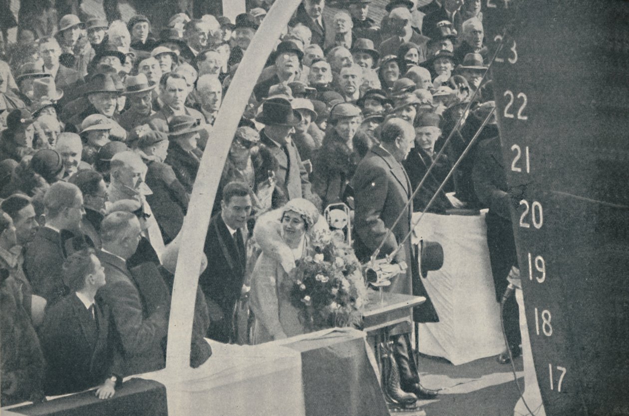 HRH Herzogin von York mit Herzog von York, Taufe der Strathmore am 4. April 1935 von Unbekannt