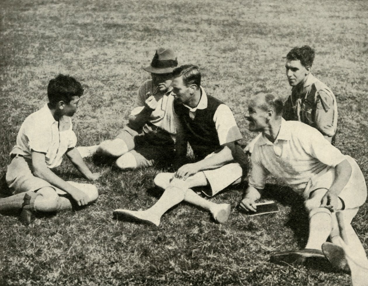 Im Lager in Southwold, Suffolk: Ein freundliches Gespräch, 1937 von Unbekannt