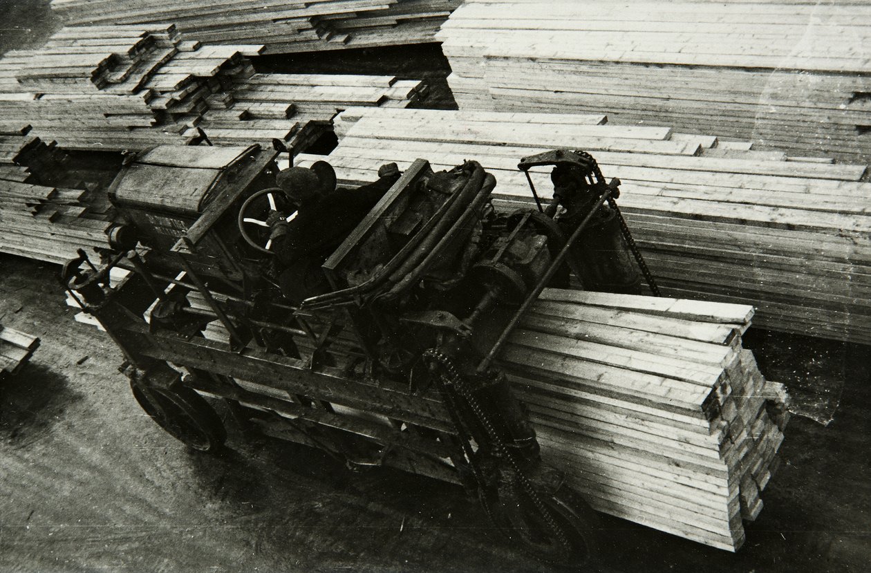 In einer Holzfabrik, Russland, 1950er Jahre von Unbekannt