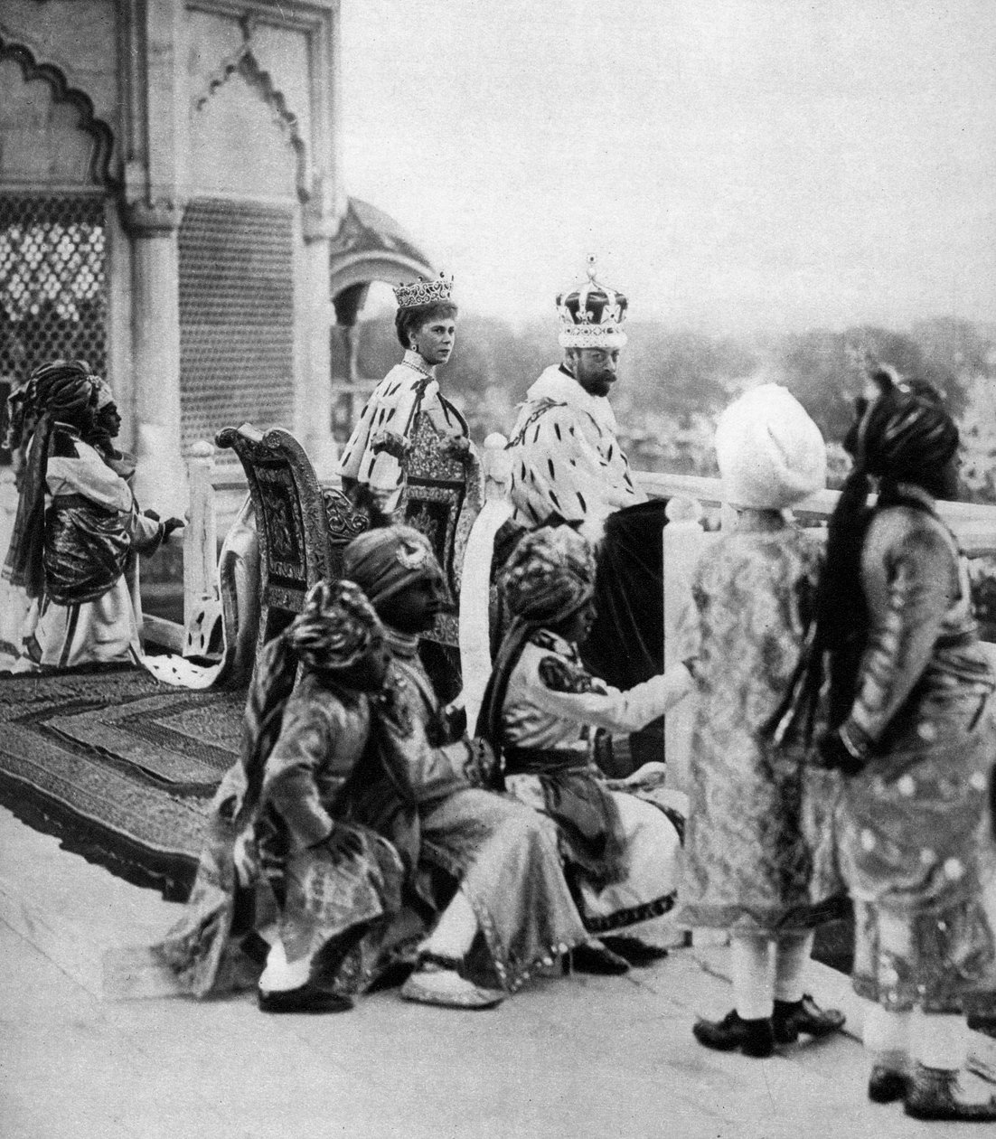 Indiens fürstliche Pagen, George V und Königin May in Delhi, 1911, 1935 von Unbekannt