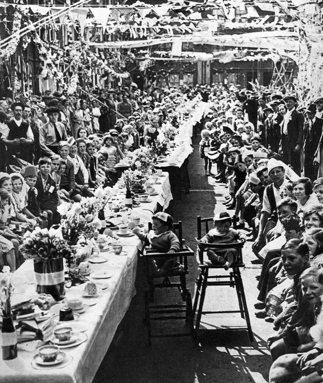 Jubiläumstee-Party für Kinder in der Orville Road, Battersea, London, 1935 von Unbekannt