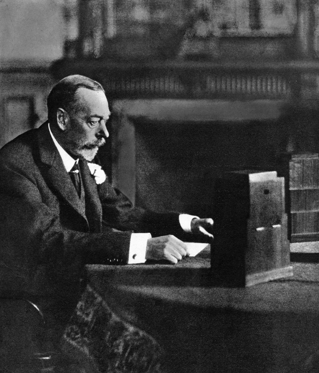 König George V. sendet eine Weihnachtsansprache an das Empire, Sandringham, 1935 von Unbekannt