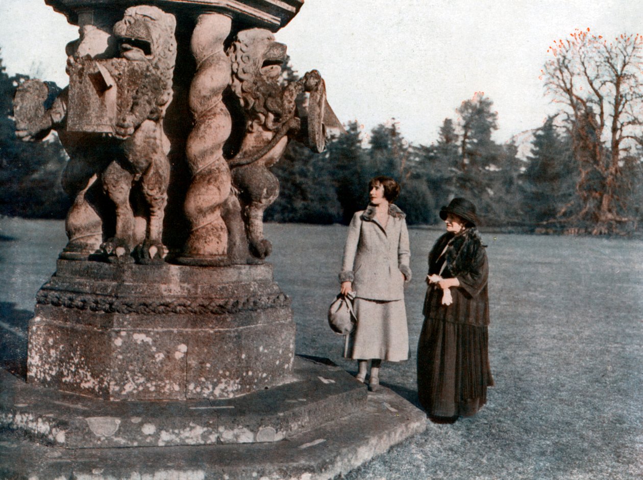 Lady Elizabeth Bowes-Lyon und die Gräfin von Strathmore, Glamis Castle, Schottland, 1923 von Unbekannt