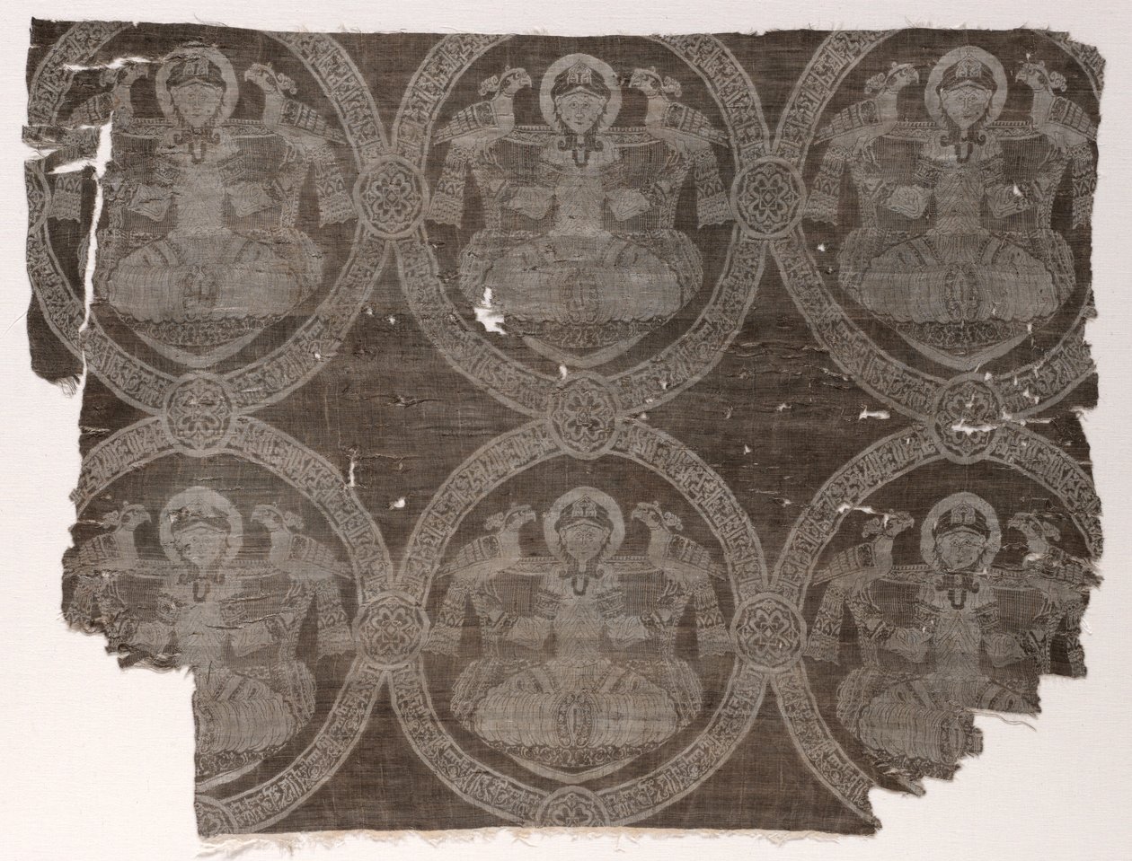 Lampas-Fragment mit sitzendem Prinzen, der Falken in kufischen Medaillons hält, 1654-1955 von Unbekannt