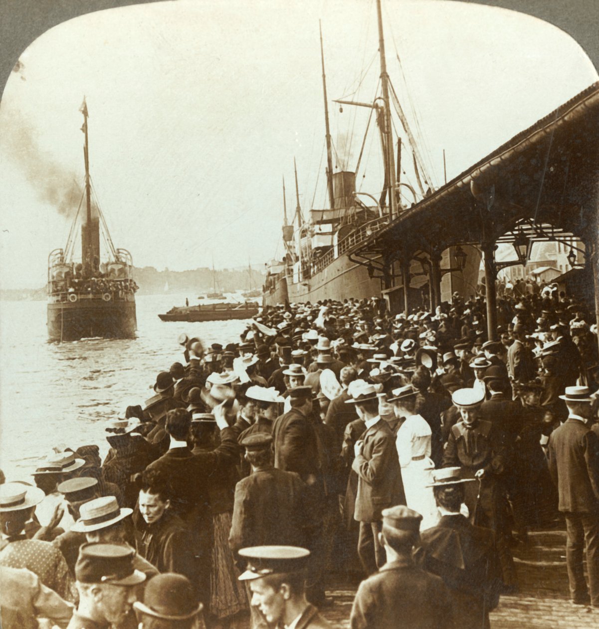 Abschied vom alten Zuhause und Freunden - winkende Auswanderer nach Amerika, Christiania, Norwegen, um 1905 von Unbekannt