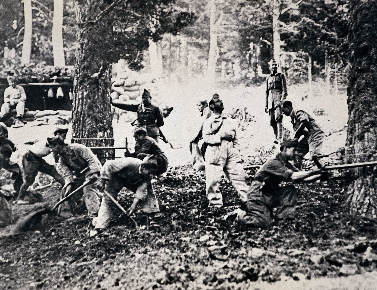 Legionäre an der Front der Sierra, die Kiefern fällen und Säcke füllen, um Unterstände gegen feindliche Flugzeuge zu bauen von Unbekannt