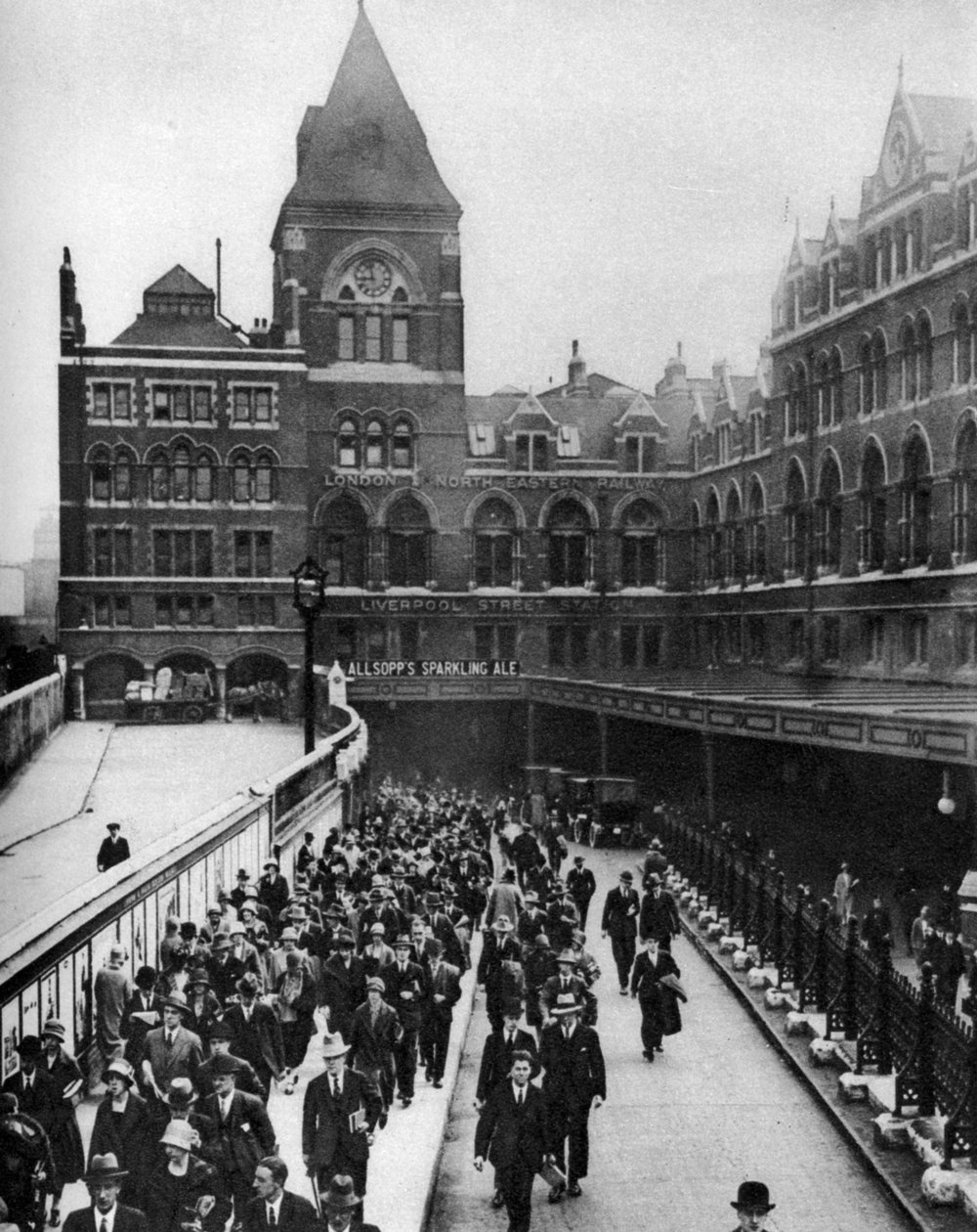 Liverpool Street Station um neun Uhr morgens, London, 1926-1927 von Unbekannt