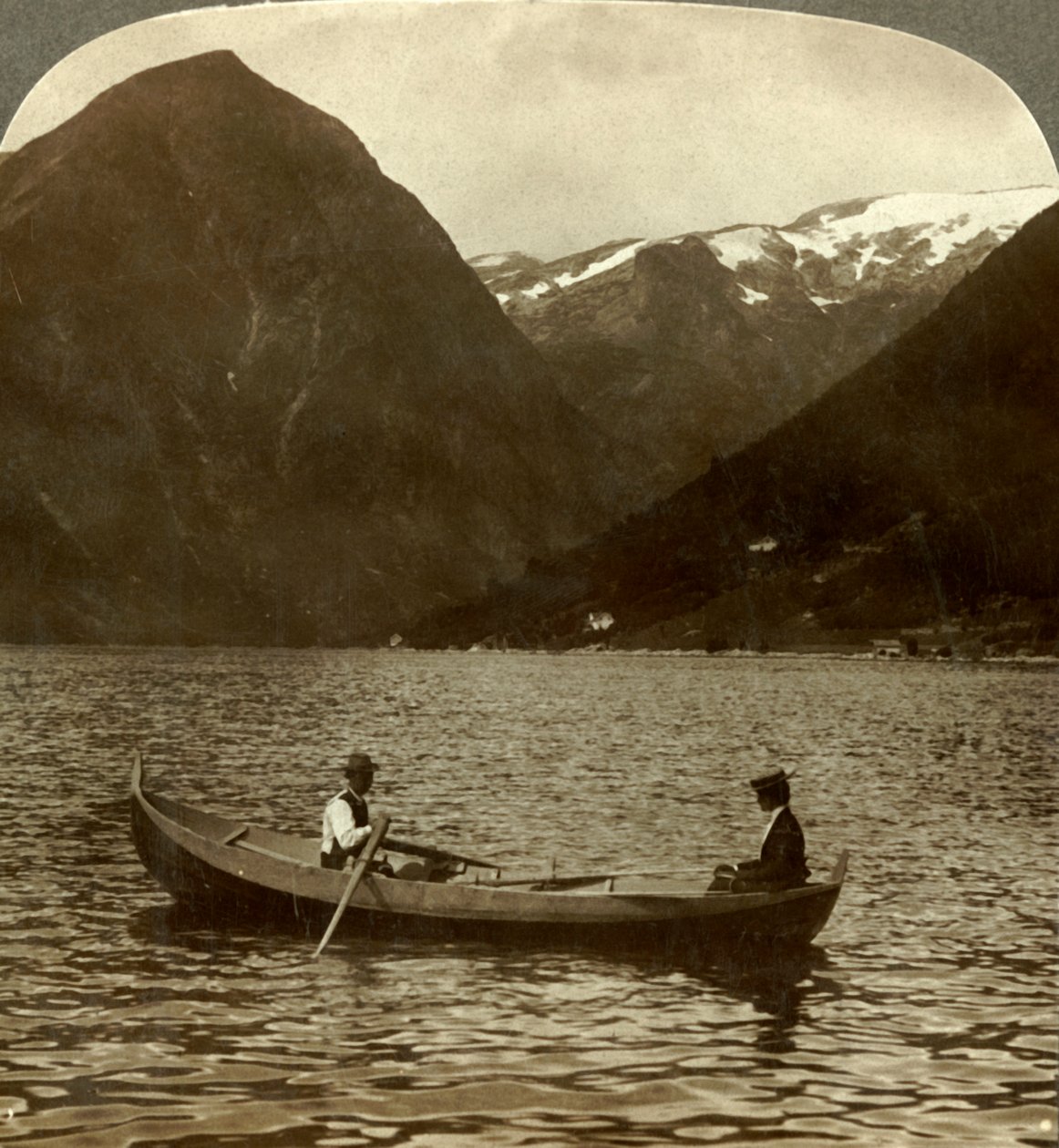 Blick über den Essefjord von Tjugum zum eisbedeckten Kjeipen, Norwegen, um 1905 von Unbekannt