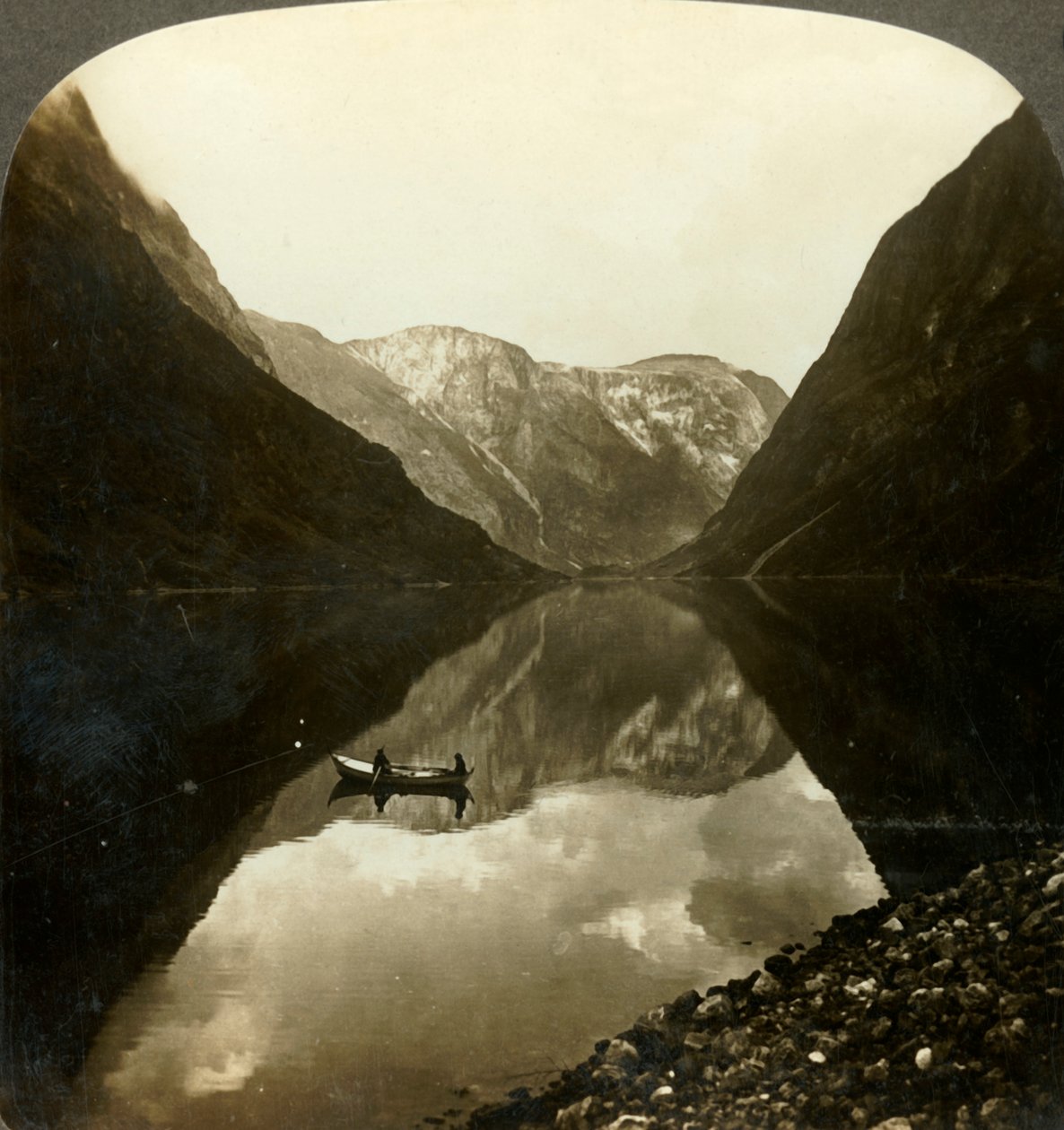 Blick auf den tiefen, stillen Naerofjord, nahe Gudvangen, Norwegen von Unbekannt