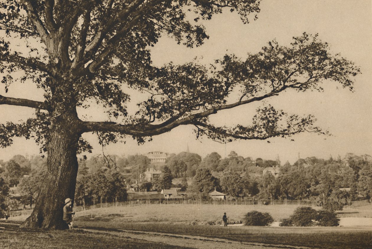 Blick von den grünen Hängen von Caen Wood auf den Kirchturm von Old Highgate, ca. 1935 von Unbekannt