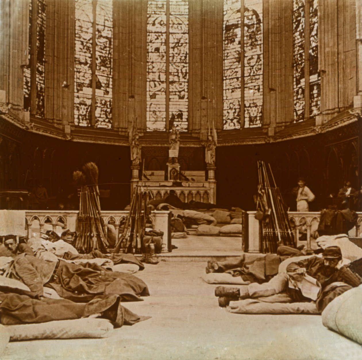 Provisorische Baracken in einer Kirche, Marne, Nordfrankreich, 1914 von Unbekannt