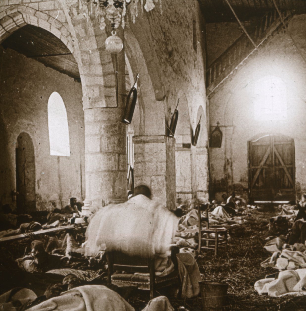 Notlazarett in einer Kirche, Marne, Nordfrankreich, 1914 von Unbekannt