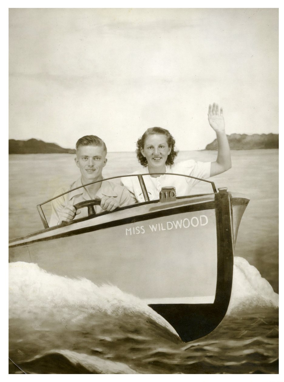 Mann und Frau in einem Boot namens "Miss Wildwood" ca. 1940 von Unbekannt