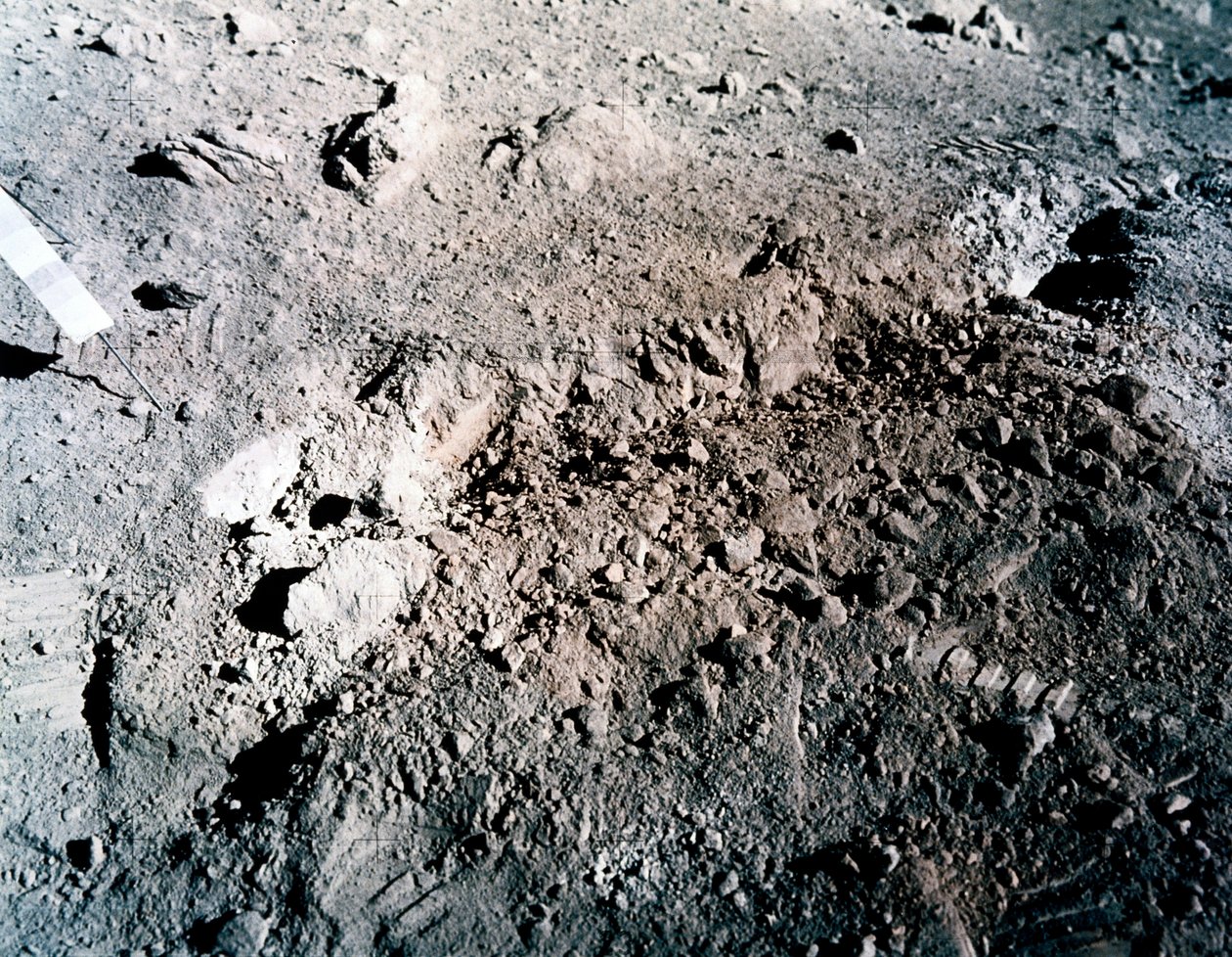 Bemannte Raumfahrt, USA, Apollo 17, Oranger Boden auf dem Mond von Unbekannt