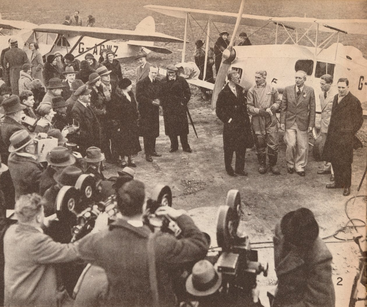Mitglieder der Expedition am Flughafen Heston, 17. Februar 1933, kurz vor der Abreise nach Indien, um 1933 von Unbekannt