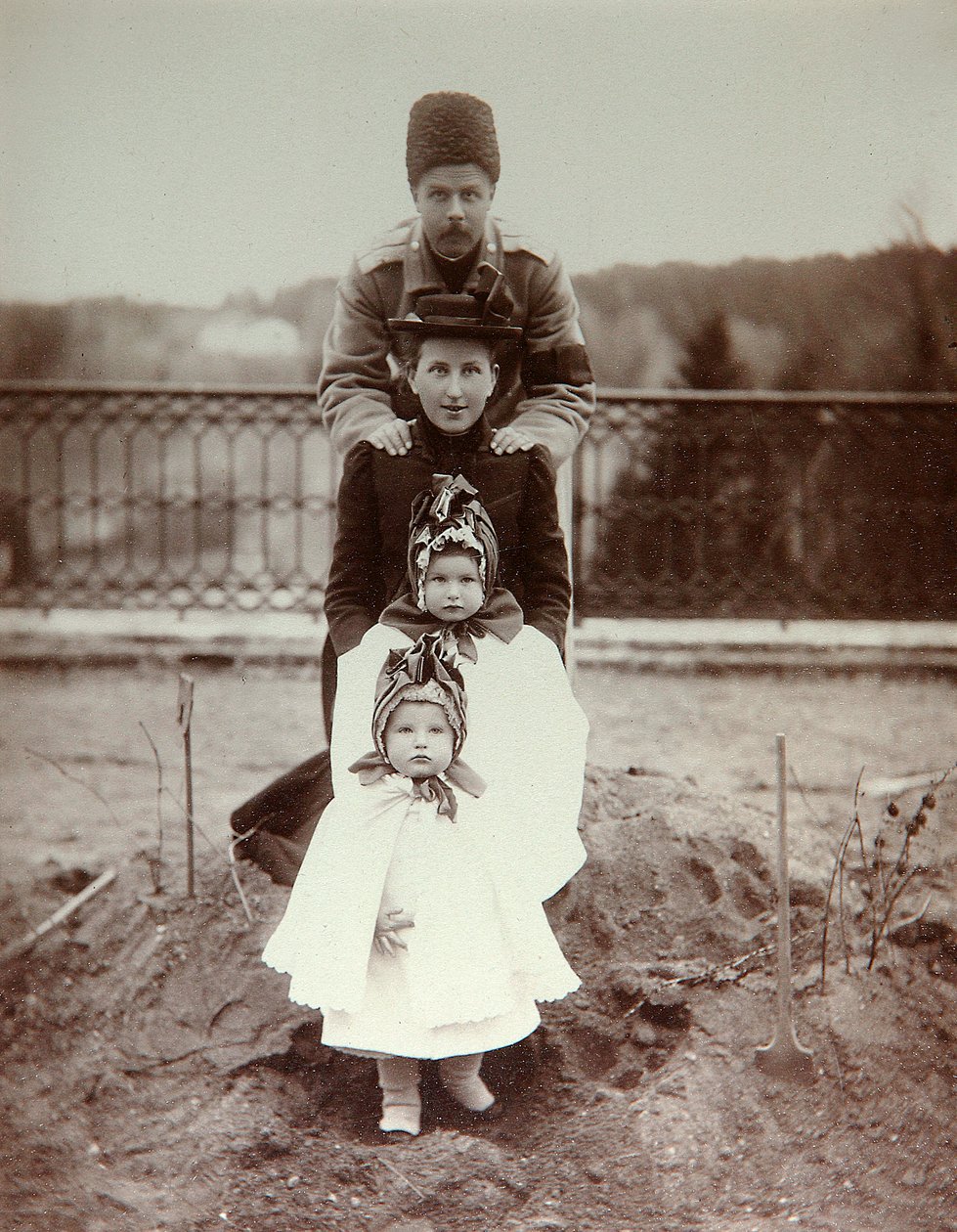 Mitglieder der Familie von Herzog Fyodor Uvarov auf ihrem Landsitz, Porechye, Russland, 1880er von Unbekannt