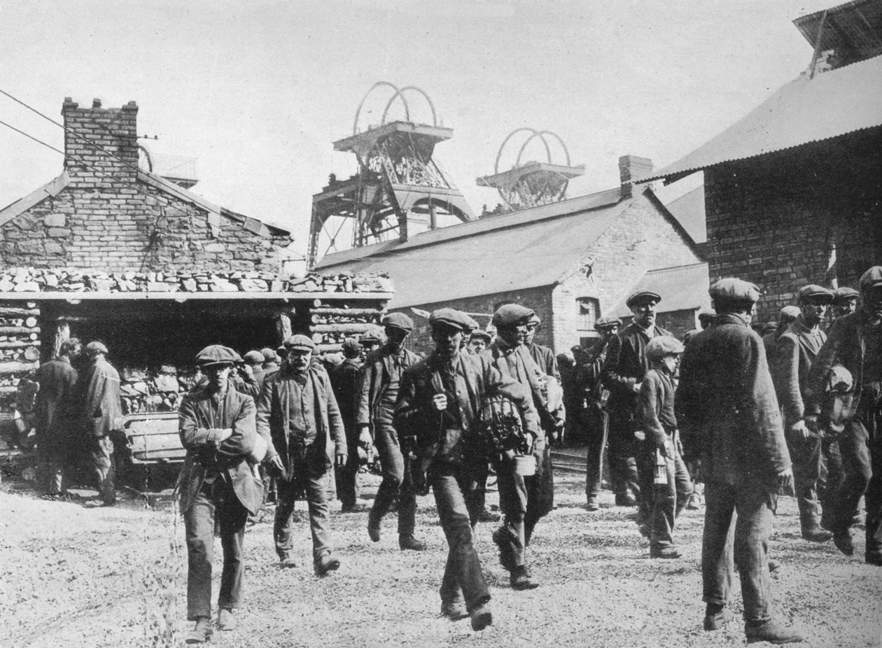 Bergleute verlassen den Schacht nach Ablauf ihrer Streikankündigungen, 1915 von Unbekannt