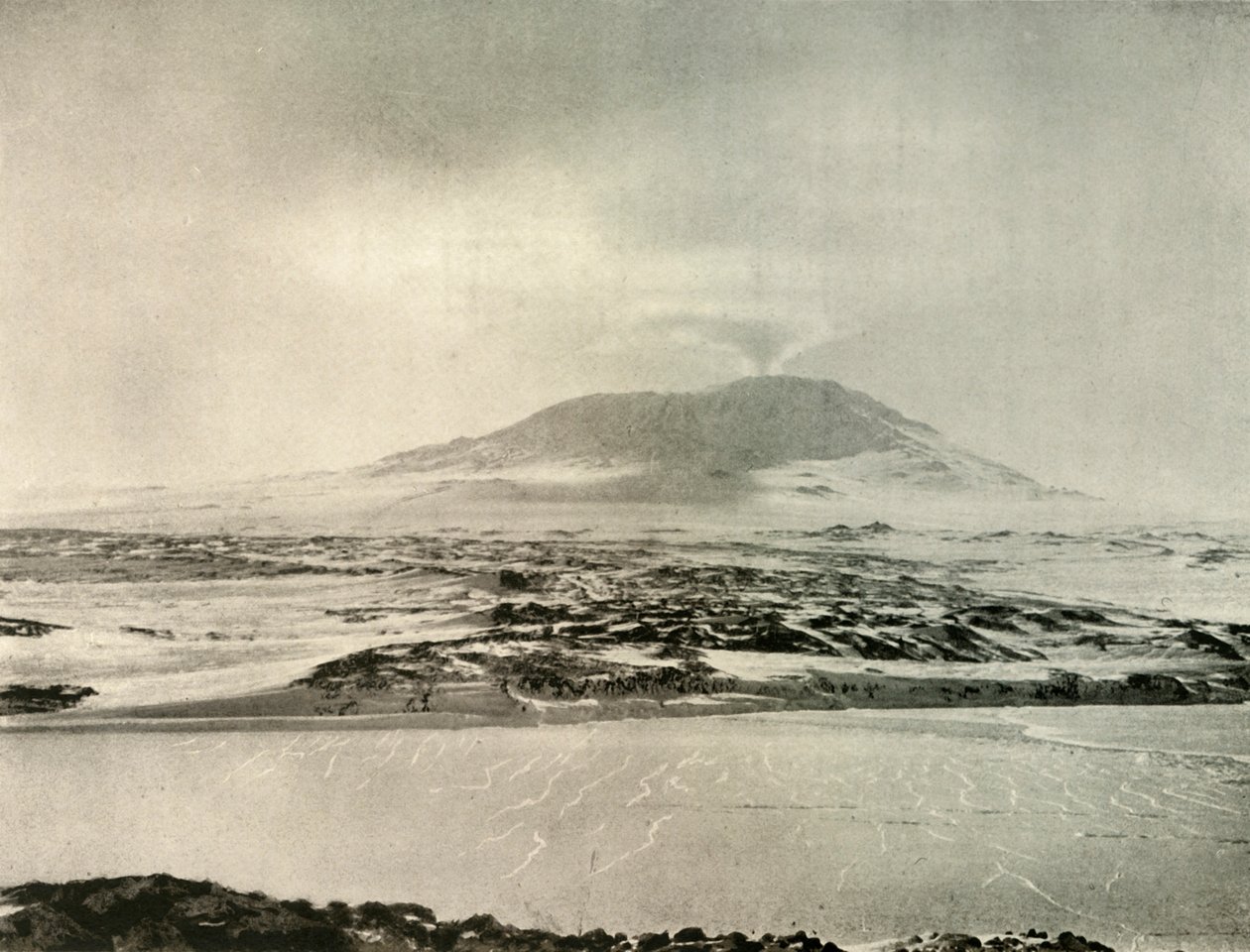 Mount Erebus im Ausbruch am 14. Juni 1908, 1909 von Unbekannt