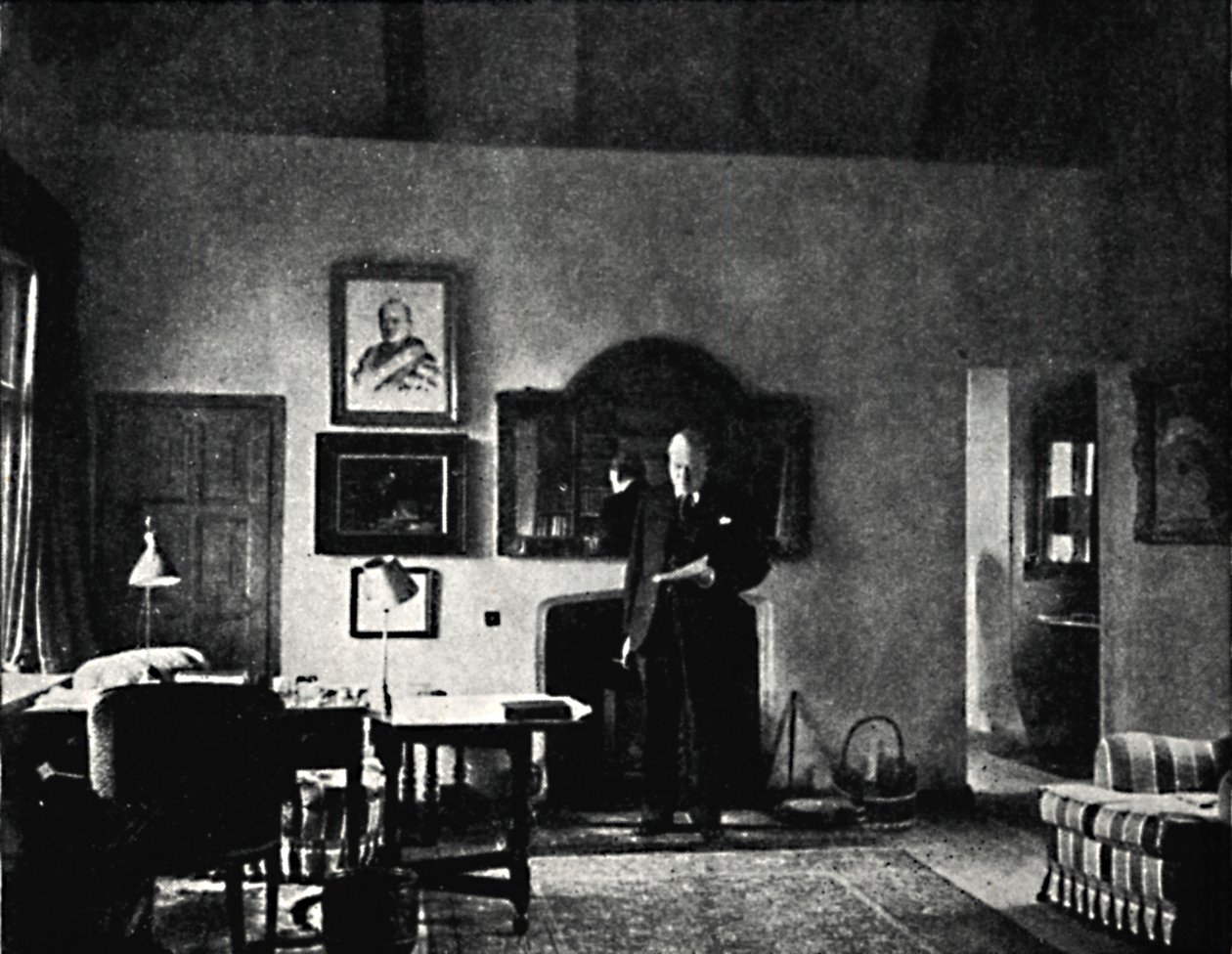 Mr. Churchill in seinem Arbeitszimmer in Westerham, 1930er Jahre, 1945 von Unbekannt