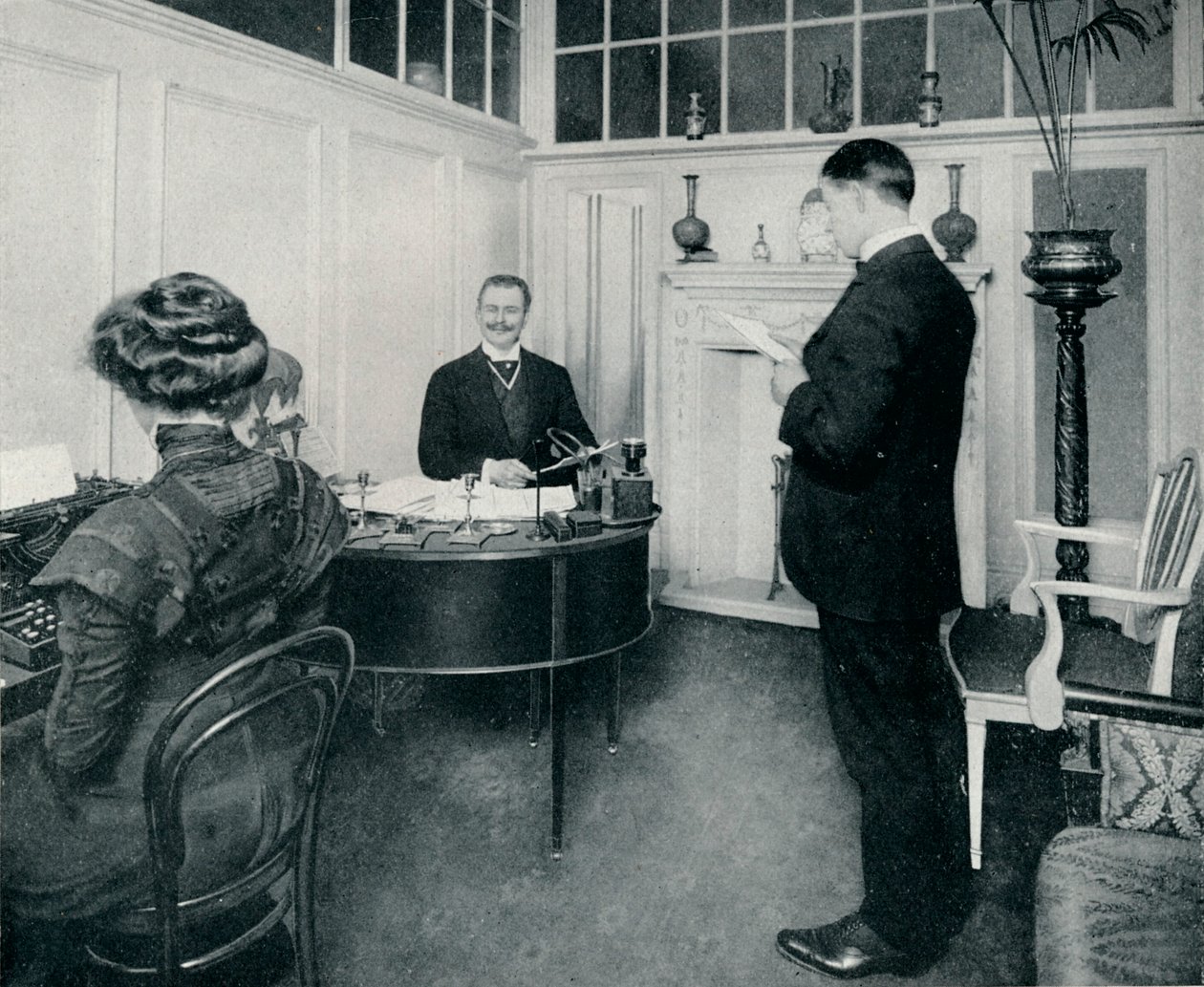 Mr. Sandow bei seiner täglichen Korrespondenz, ca. 1898 von Unbekannt