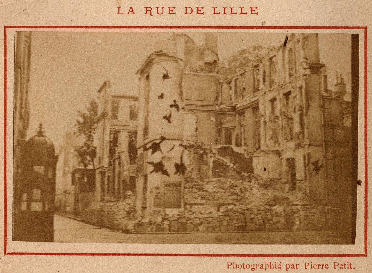 Gemeinde von Paris (1871): Blick auf die zerstörten Gebäude in der Rue de Lille in Paris im Mai 1871. Fotografie von Pierre Pepetit. Druck auf Karton, Dim. 9x5,4 cm von Unbekannt