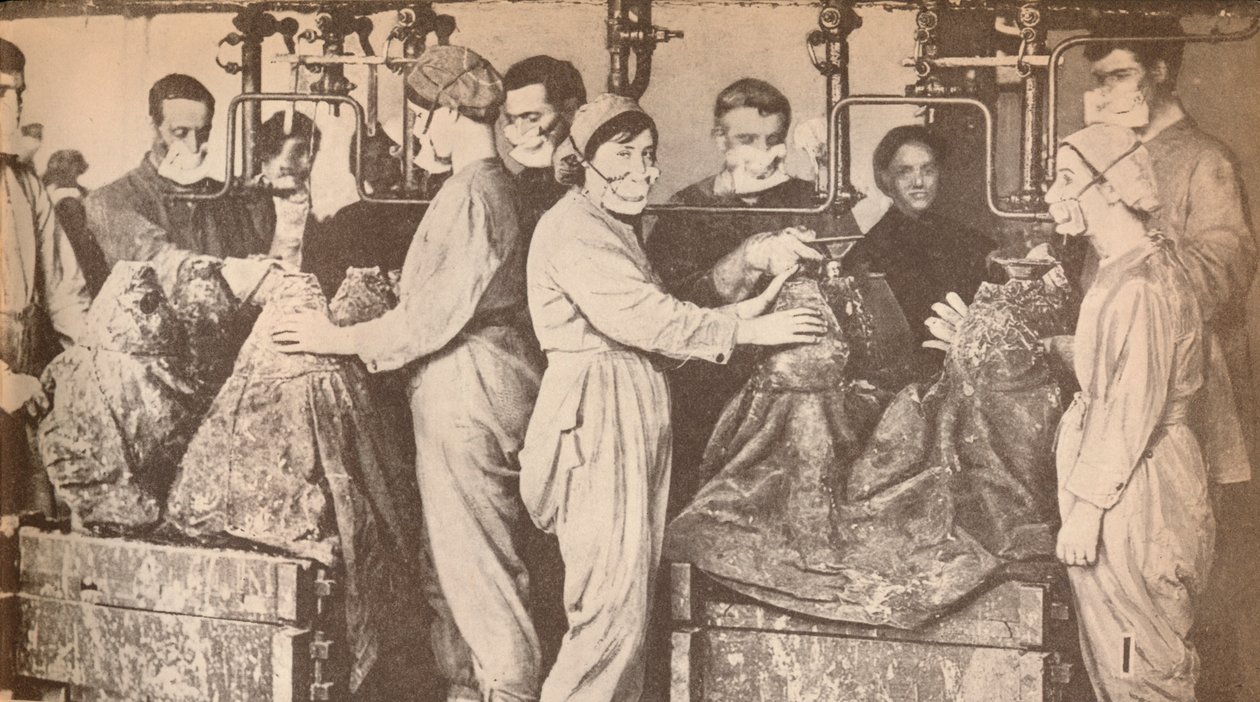 Munitionsarbeiter mit Atemschutzmasken beim Befüllen von Granaten mit Trinitrotoluol (T.N.T.), um 1916 von Unbekannt
