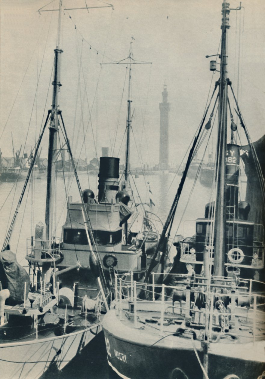 Marine-Trawler, HMS Liffy neben einem Grimsby-Fischereifahrzeug in den Grimsby-Docks, 1937 von Unbekannt