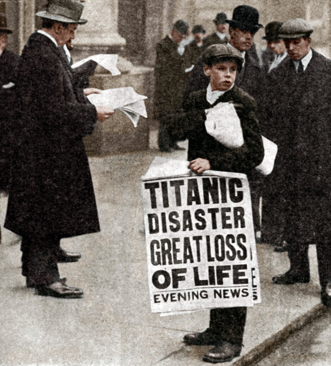 Zeitungsjunge mit Nachrichten über die Titanic-Katastrophe, 14. April 1912 von Unbekannt