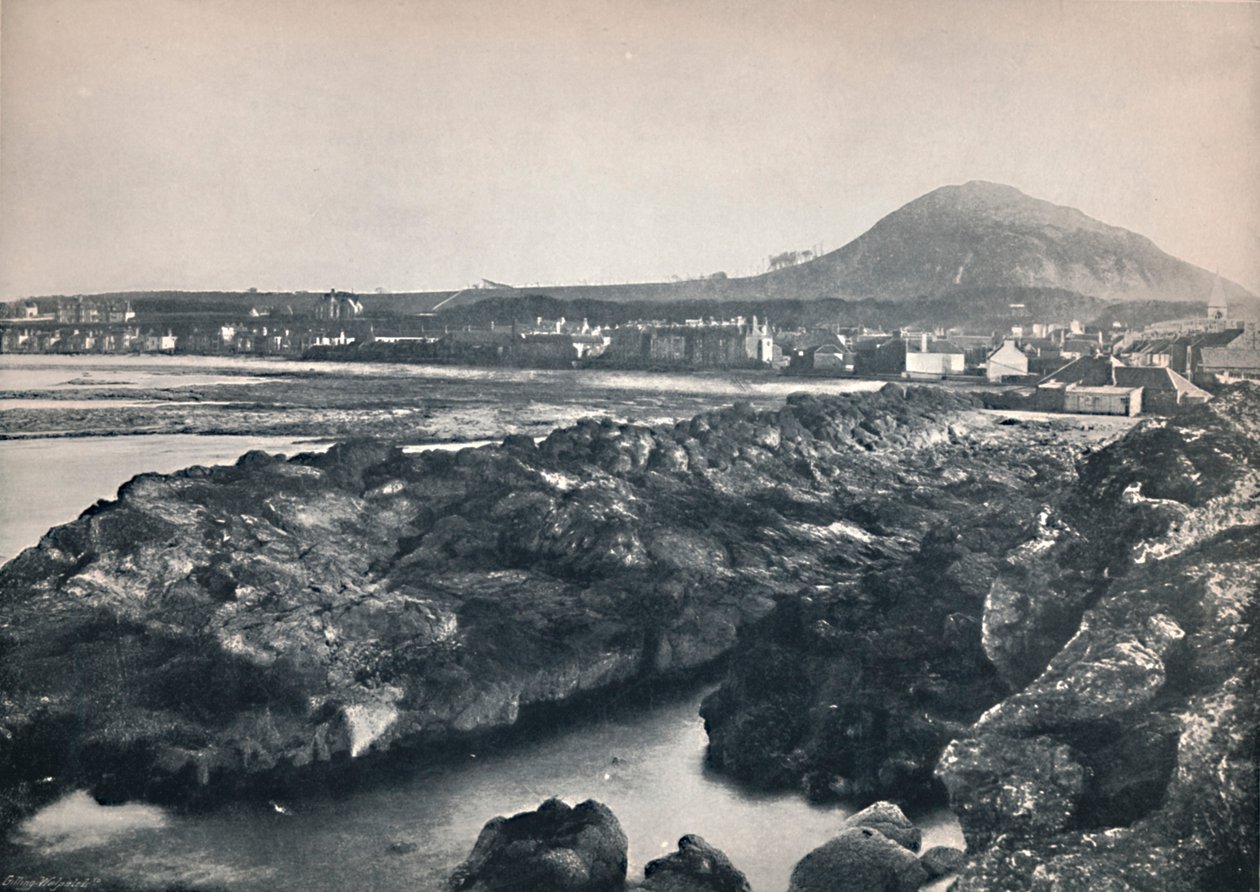 North Berwick - Von den Felsen, zeigt North Berwick Law, 1895 von Unbekannt