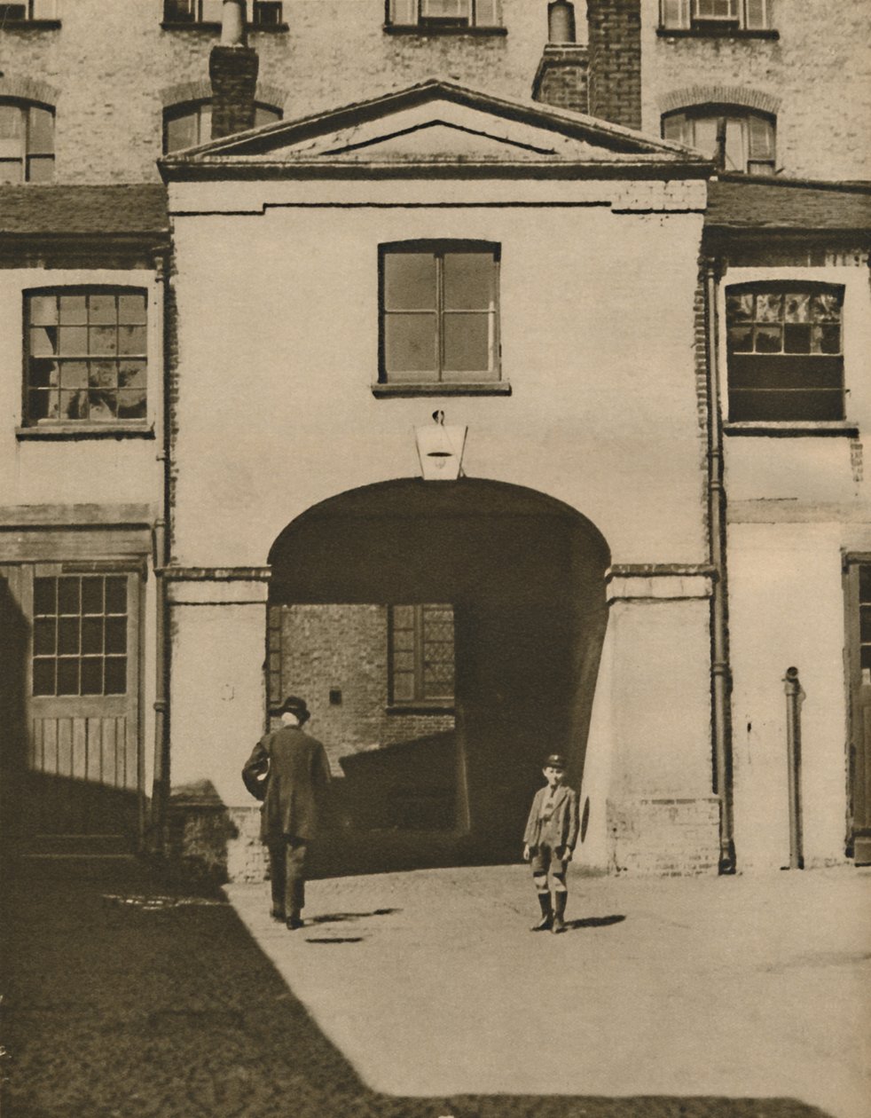 Alte Stallungen, die angeblich die Ställe des Eisernen Herzogs in Knightsbridge waren, um 1935 von Unbekannt