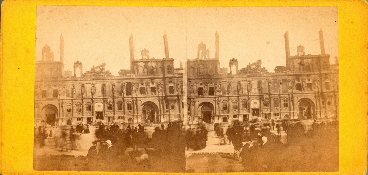 Pariser Kommune (1871): Blick auf das Rathaus nach dem Brand im Mai 1871. Anonyme Fotografie. Druck auf Karton Dim. 17x8 cm von Unbekannt