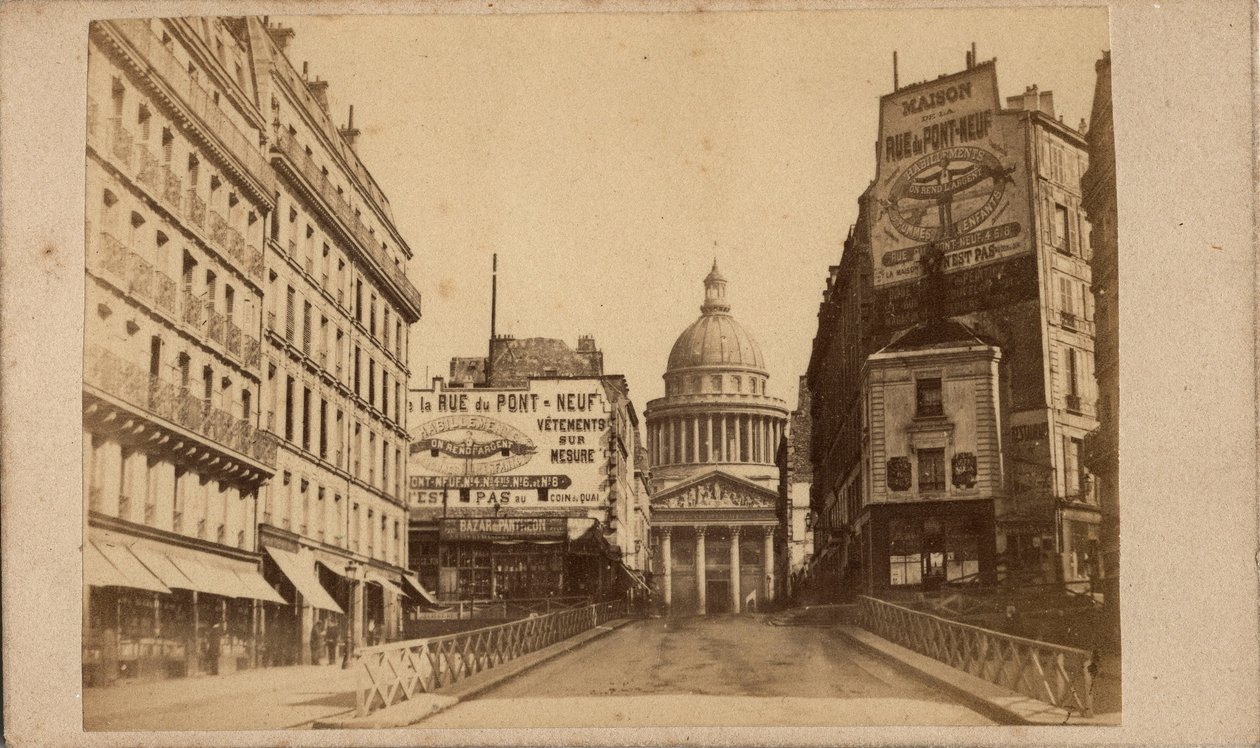 Pariser Kommune (1871): Blick auf das Pantheon und die Rue Soufflot (große Plakate werben für das Maison de la rue du Pont Neuf). Anonyme Fotografie. Druck auf Karton Maße 10x6 cm von Unbekannt