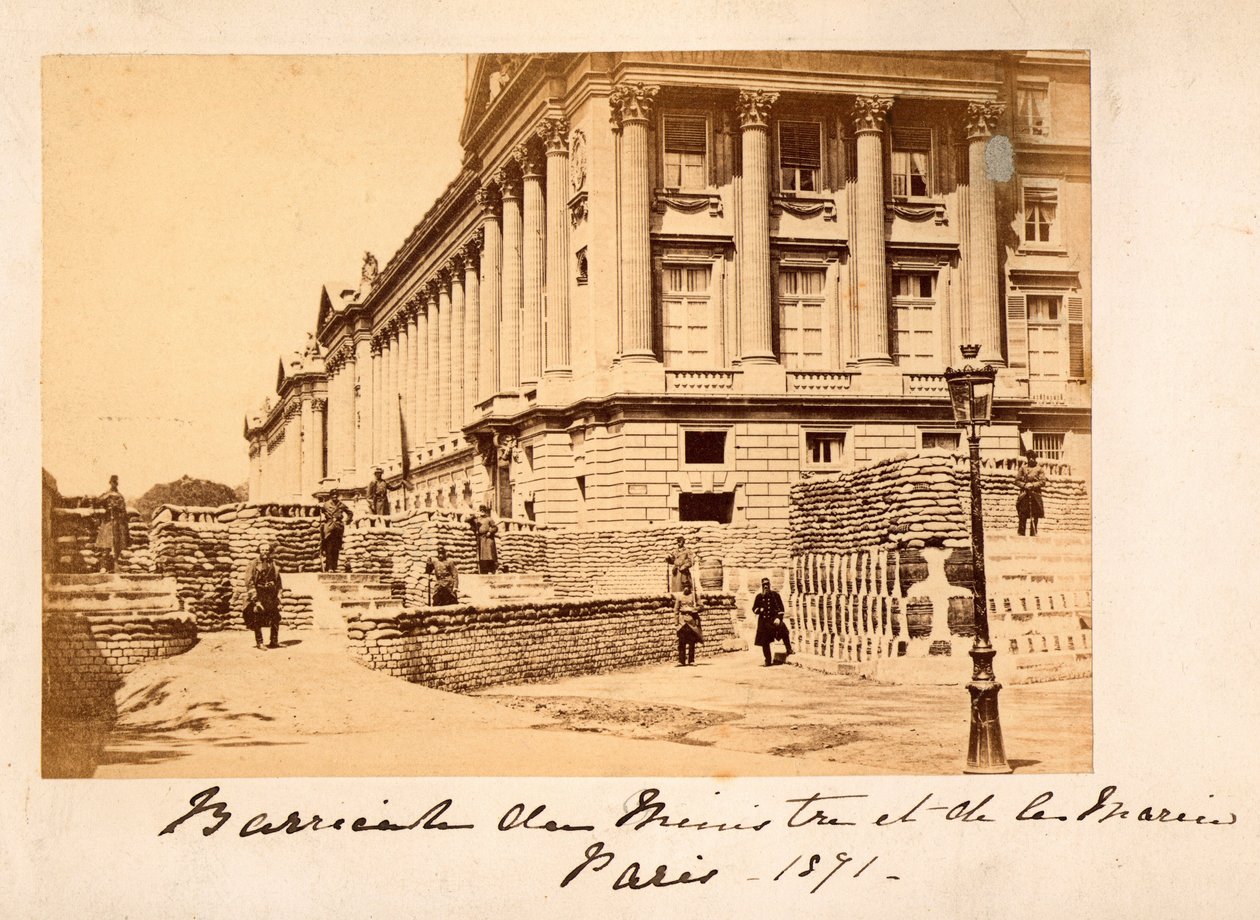 Pariser Kommune (1871): Blick auf die Barrikade des Place de la Concorde vor dem Marineministerium (Hotel de la Marine oder auch Hotel du Garde Meuble) in Paris. Anonyme Fotografie. Druck auf Karton Dim. 22x14 cm von Unbekannt