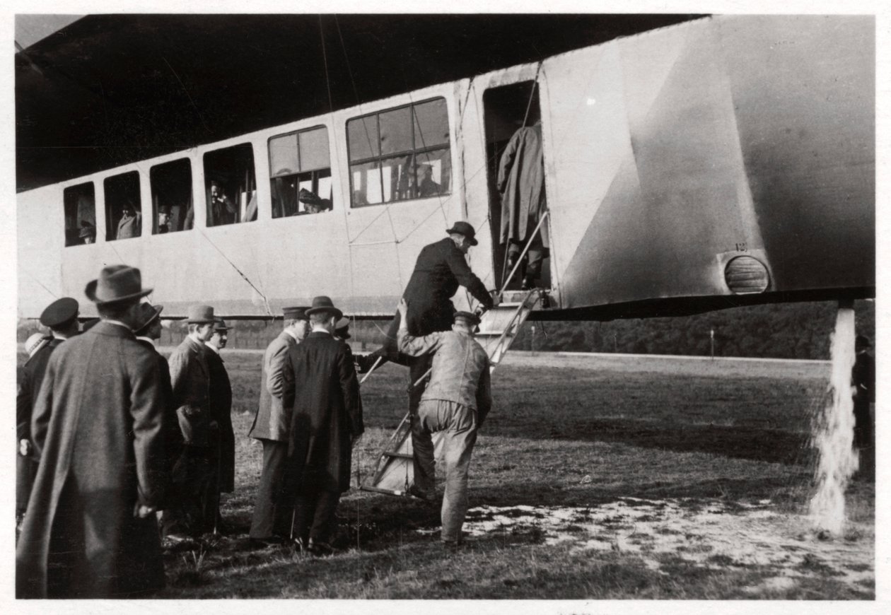Passagiere besteigen Zeppelin LZ 11 Viktoria Luise, ca. 1912-1914, 1933 von Unbekannt