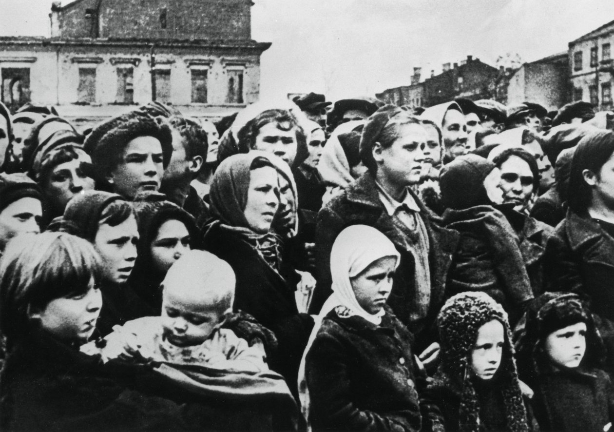 Menschen der russischen Stadt Smolensk nach ihrer Befreiung durch die Rote Armee von Unbekannt