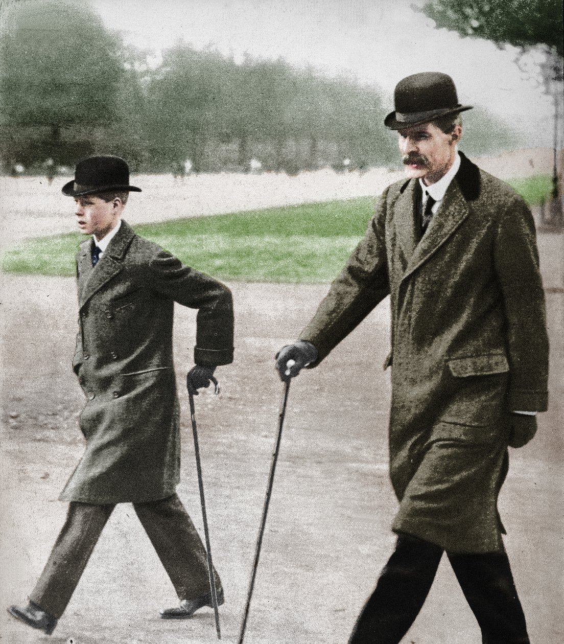 Prinz Edward spaziert mit Mr. HP Hansell, seinem Tutor, in Auteuil, Frankreich von Unbekannt