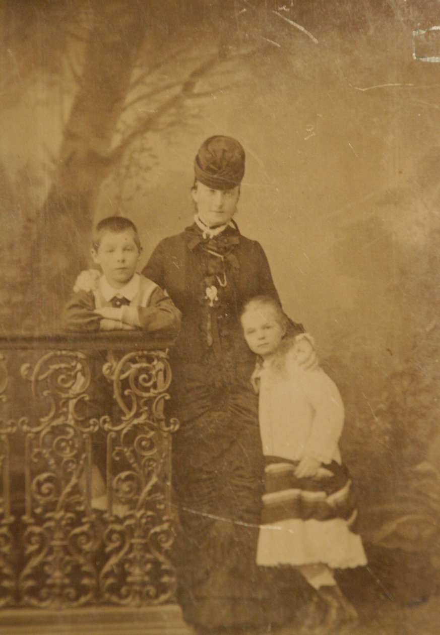 Prinzessin Ekaterina Mikhailovna Yurievskaya mit den Kindern Georgy und Olga, Ende der 1870er Jahre - Anfang der 1880er Jahre von Unbekannt