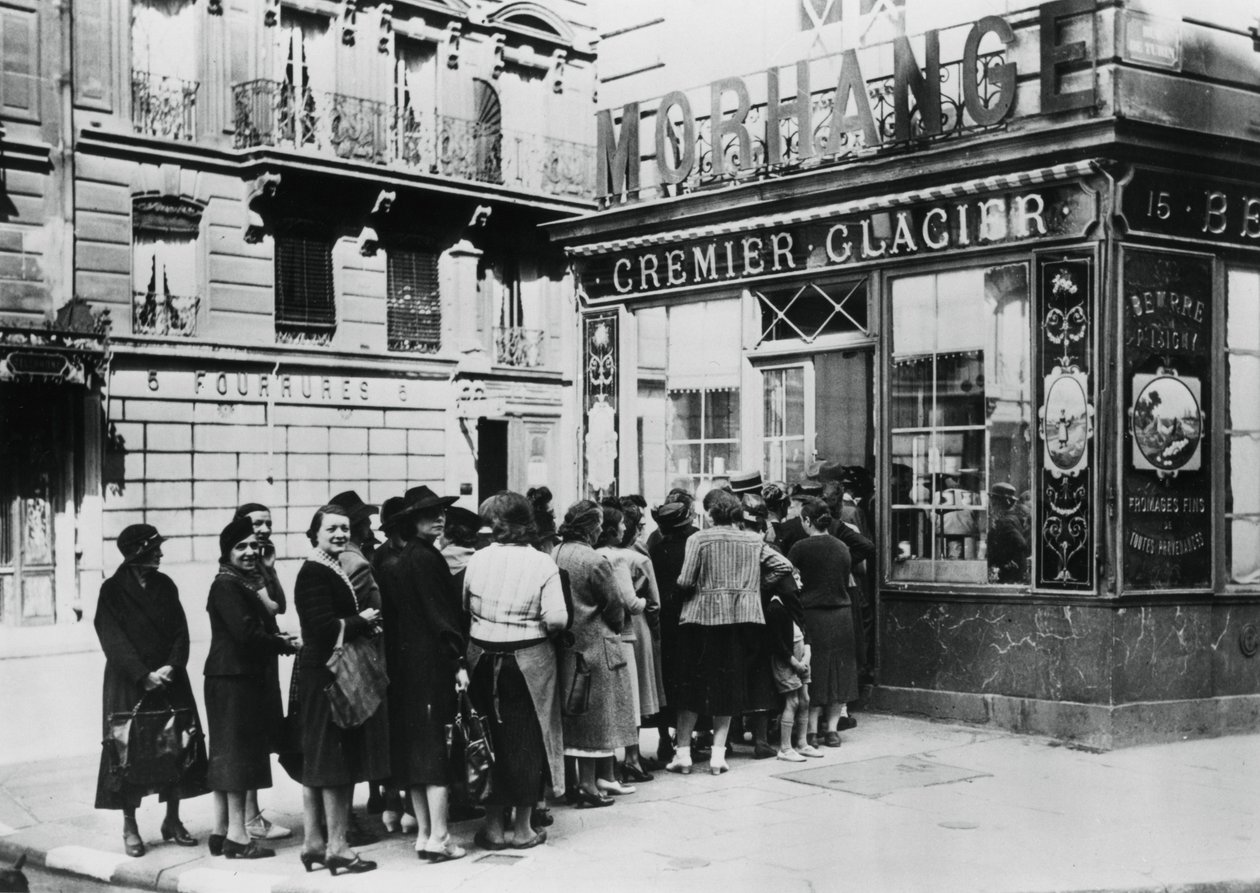 Schlange von Frauen vor einem Milchladen, deutsch besetztes Paris, 28. Juni 1940 von Unbekannt