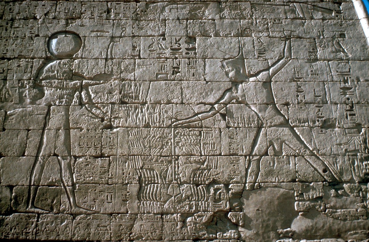 Ramses III. schlägt seine Feinde vor Amun-Ra, Totentempel, Medinat Habu, Ägypten, um 12. Jh. v. Chr. von Unbekannt