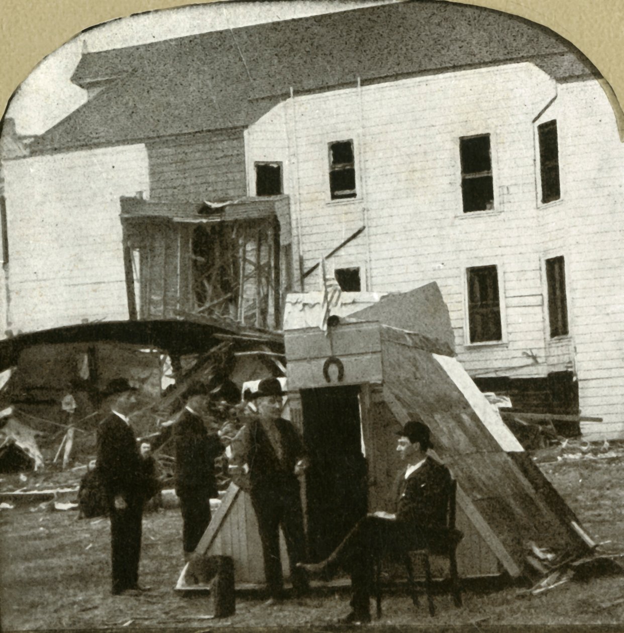 Flüchtlingslager, ehemalige Behausung in Trümmern im Hintergrund. Dies ist Erdbebenarbeit, 1906 von Unbekannt