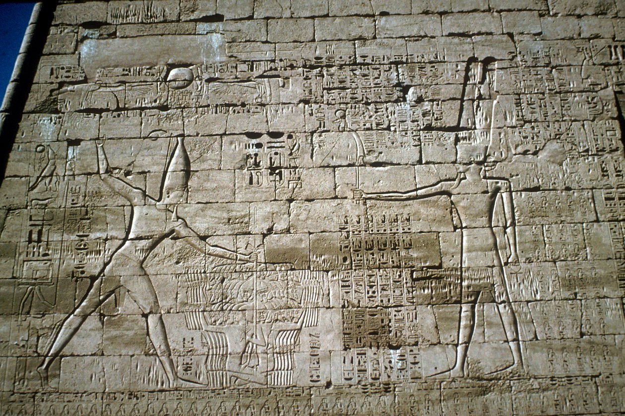 Relief von Ramses III, der Feinde schlägt, Totentempel von Ramses III, Medinat Habu, ca. 1200 v. Chr. von Unbekannt