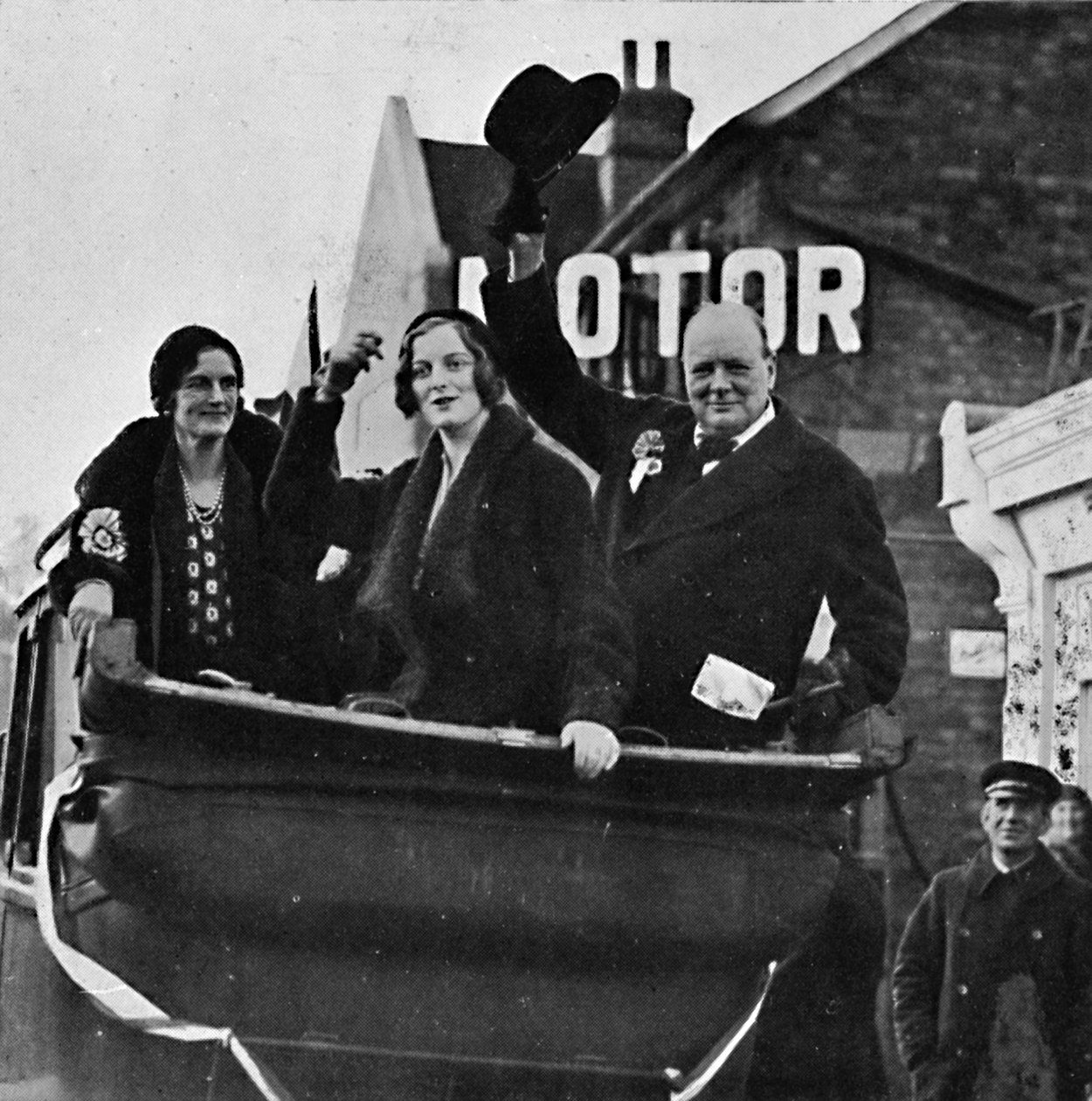 Zurückgekehrt für Epping Mrs. Churchill und Tochter Diana teilen Glück und Sieg, 1931, 1945 von Unbekannt