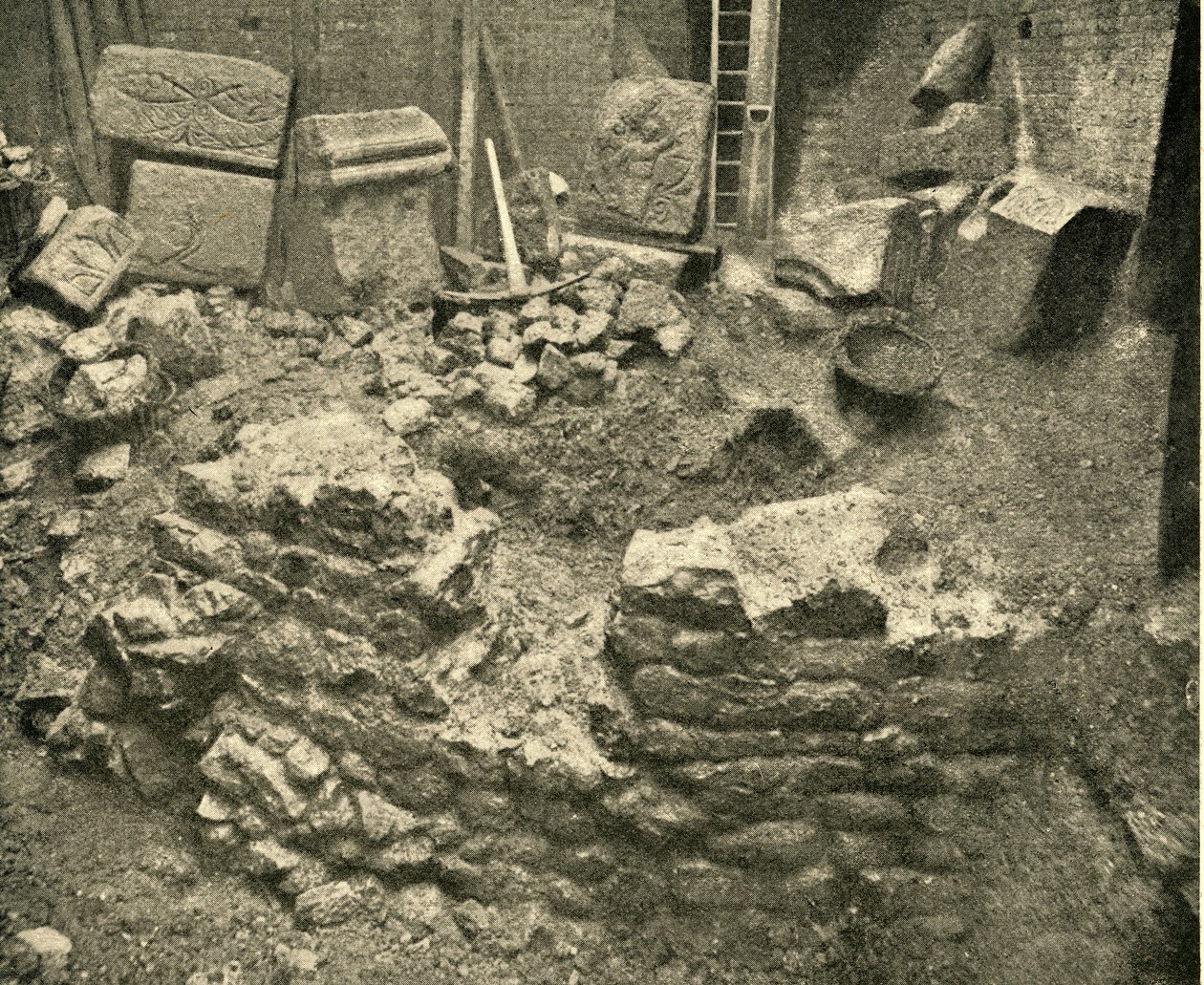 Römische Überreste in einem Bastion der Londoner Mauer, 1908 von Unbekannt