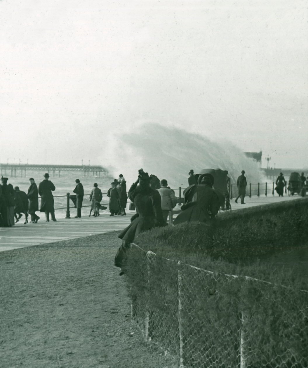 Raue See über der Promenade in Hastings, Sussex, spätes 19. - frühes 20. Jahrhundert von Unbekannt