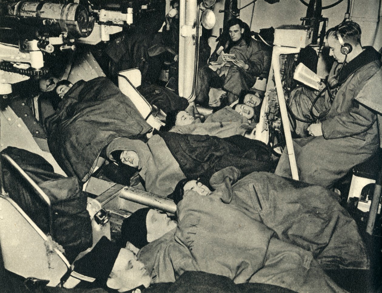 Royal Marines schlafen im Geschützhaus eines Kriegsschiffs, Zweiter Weltkrieg, ca. 1939-1943, 1944 von Unbekannt